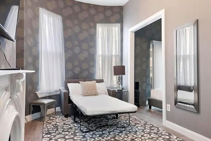 Photograph supplied for 1-31 Excellent Location, Walk Everywhere Sleeps 3