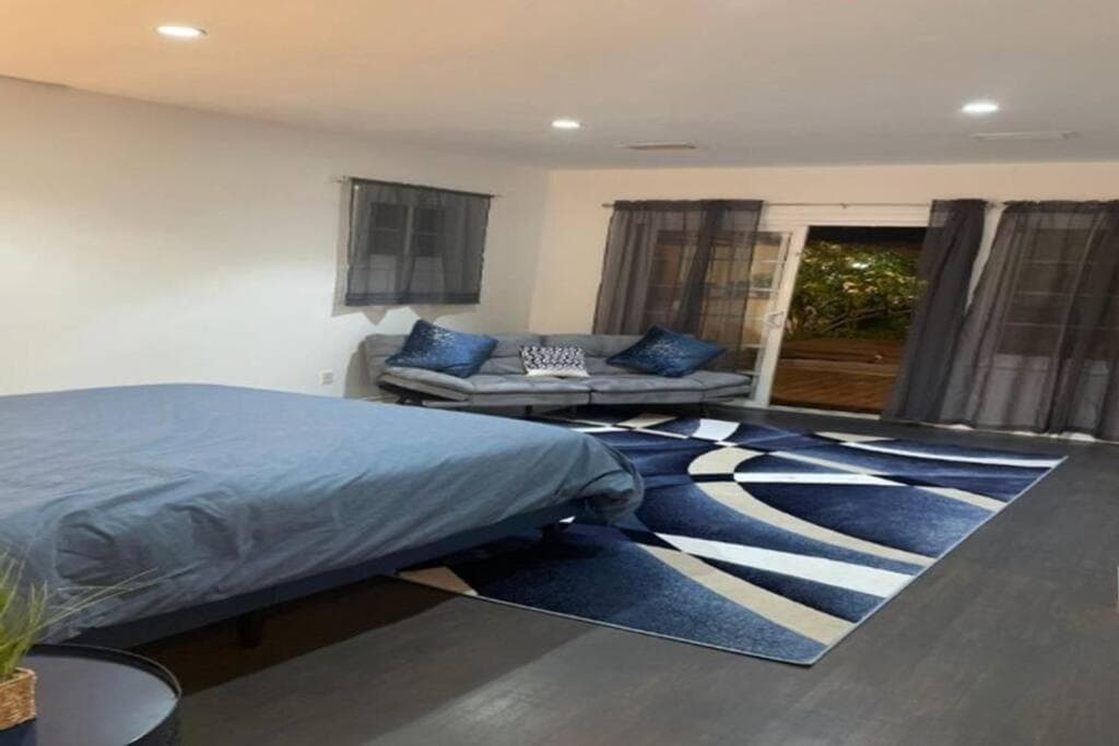 Photograph supplied for 5 Bedroom House In Beverly Hills