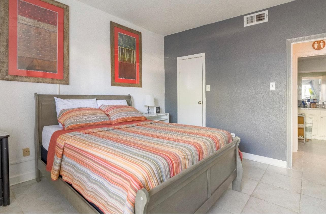 Photograph supplied for 1 Bedroom apt,Medical Center, ALL BILLS INCLUDED