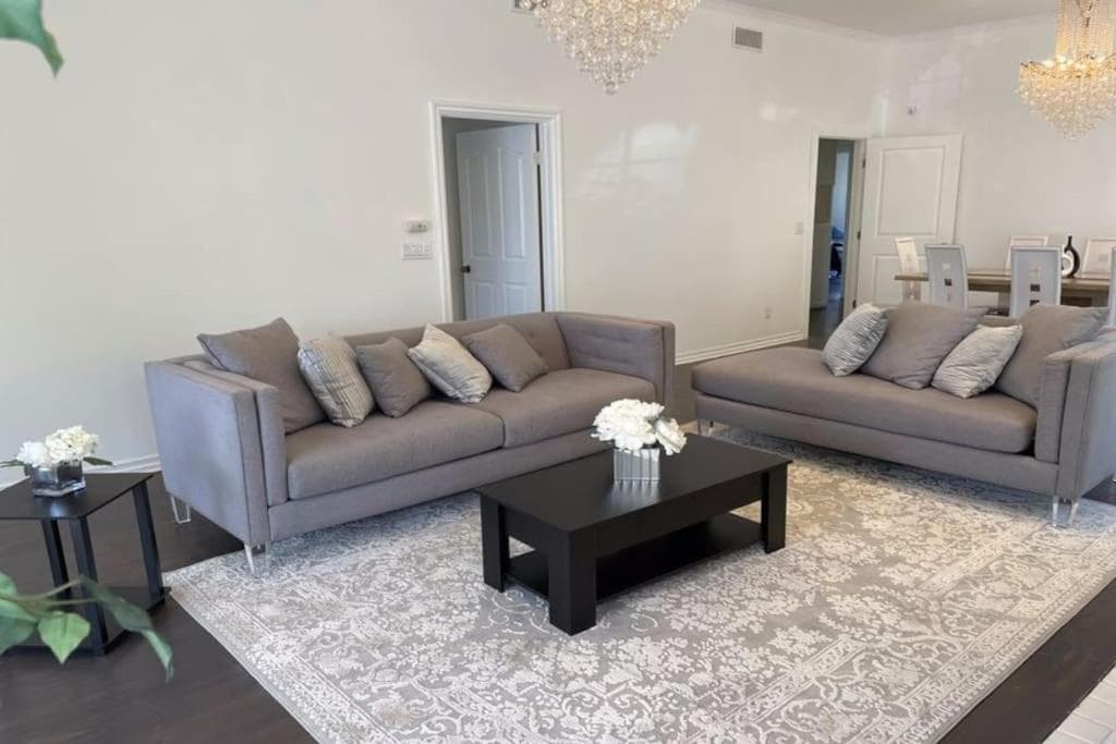 Photograph supplied for Stylish 3 Bd in Beverly Hills