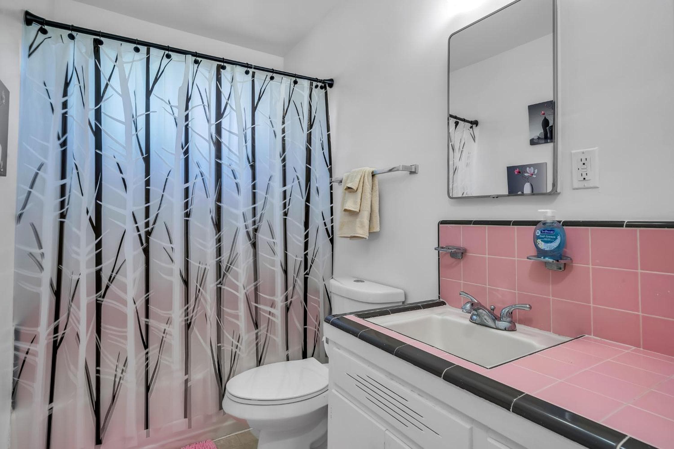 Photograph supplied for Prime Location 2 Bedroom and 2 Bathroom Retreat in Beverly Hills with FREE Parking