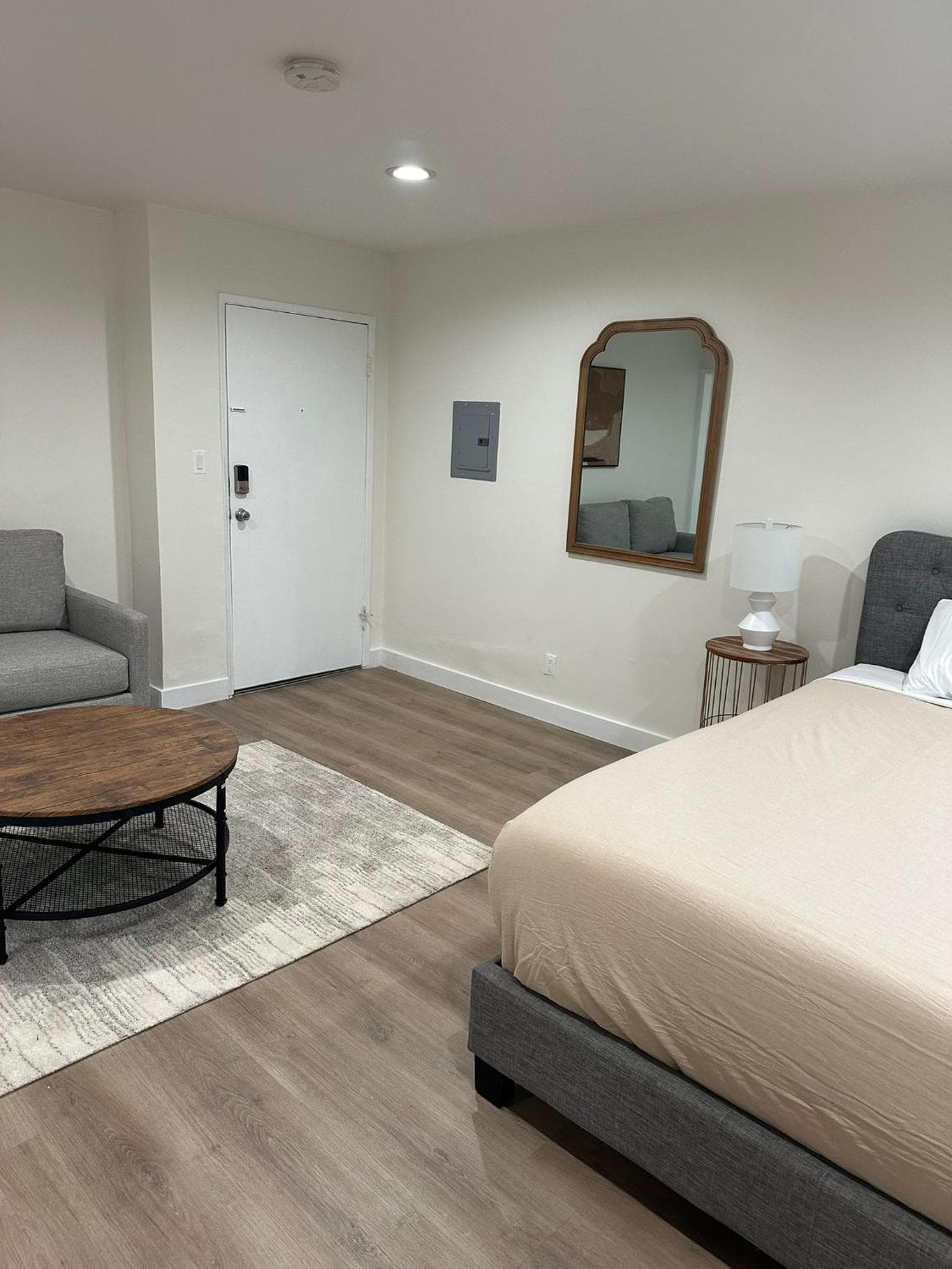 Photograph supplied for Centrally Located Modern Studio with New Kitchen
