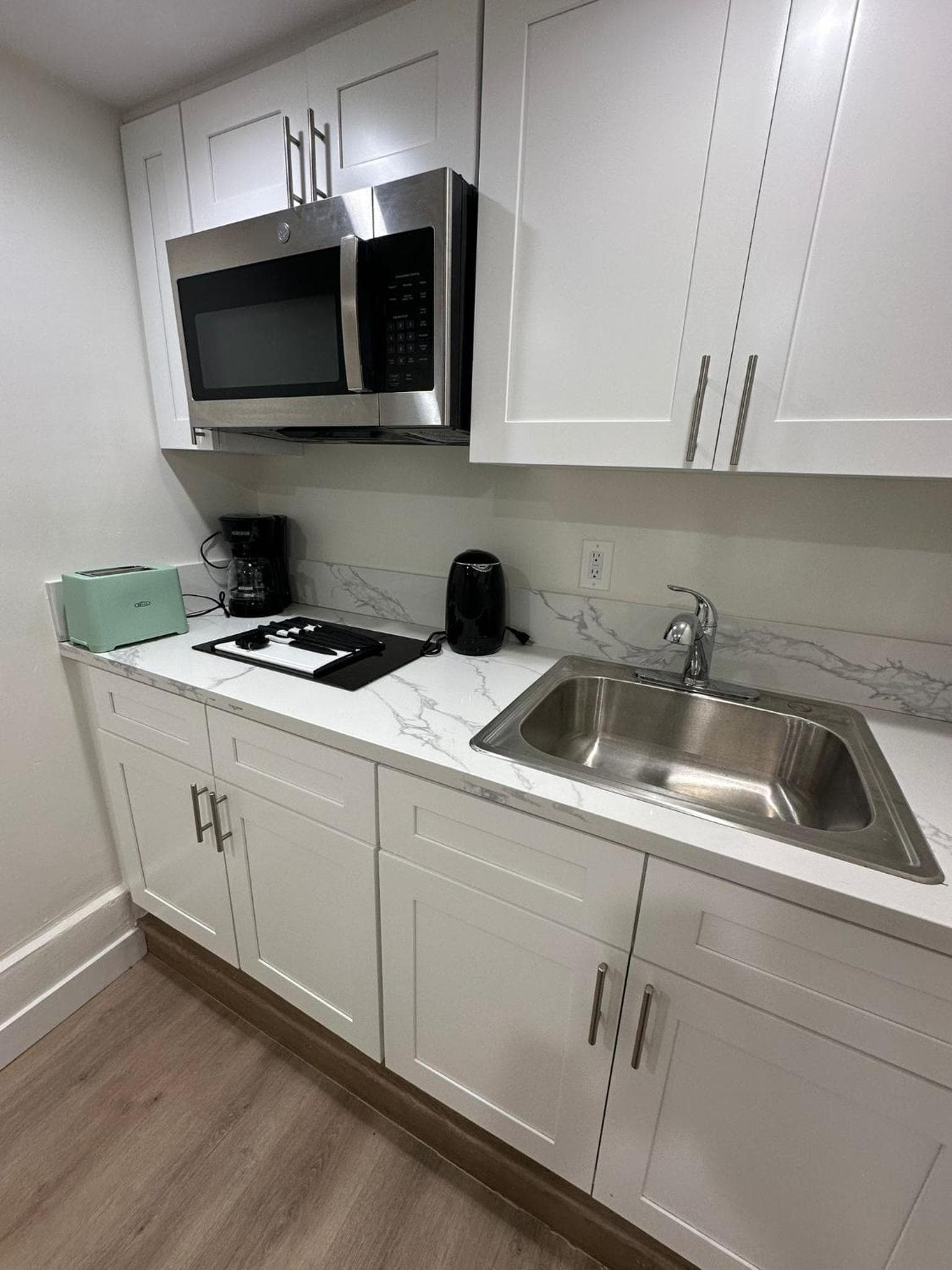 Photograph supplied for Centrally Located Modern Studio with New Kitchen