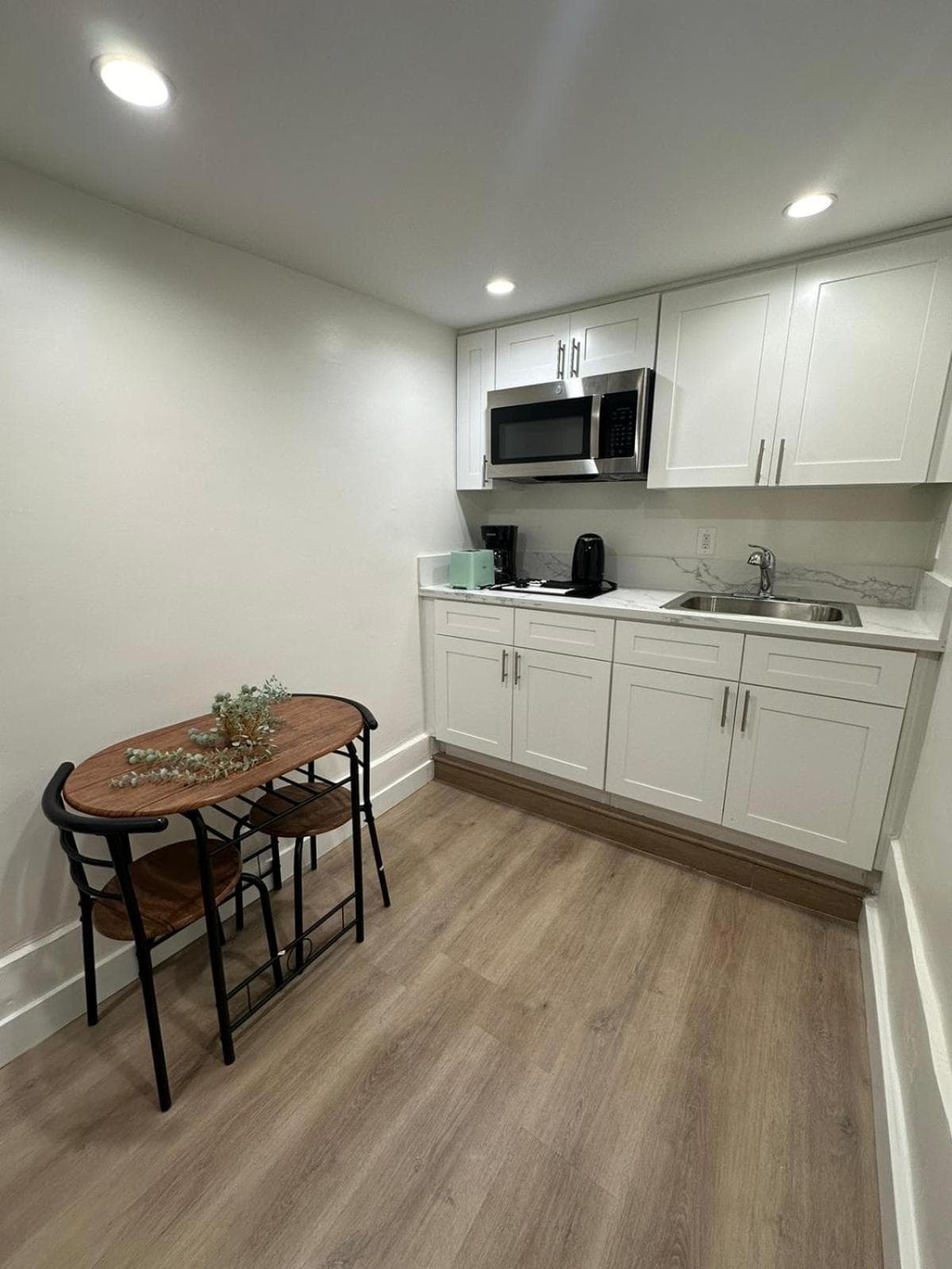 Photograph supplied for Centrally Located Modern Studio with New Kitchen