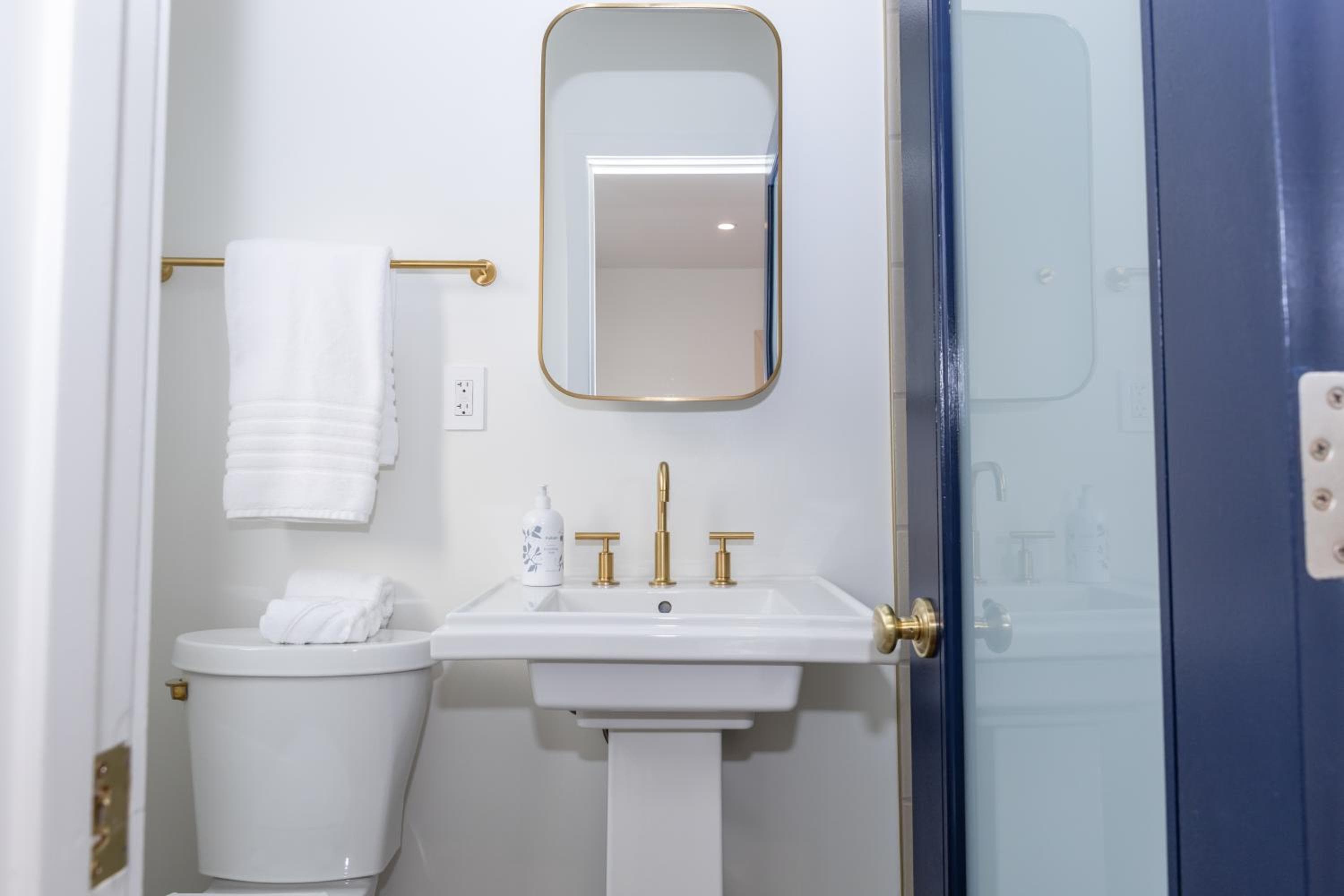 Photograph supplied for Luxury 2br 2ba Beverly Hills Near Cedars Sinai