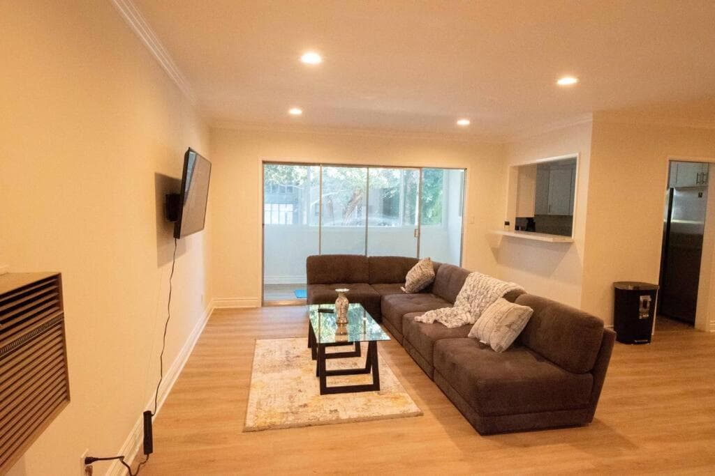 Photograph supplied for KING Size Bed in Cozy, Modern Hollywood Place
