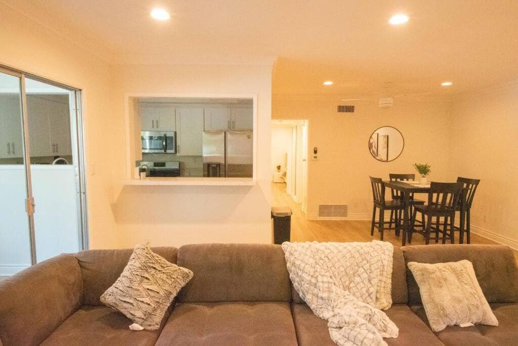 Photograph supplied for KING Size Bed in Cozy, Modern Hollywood Place