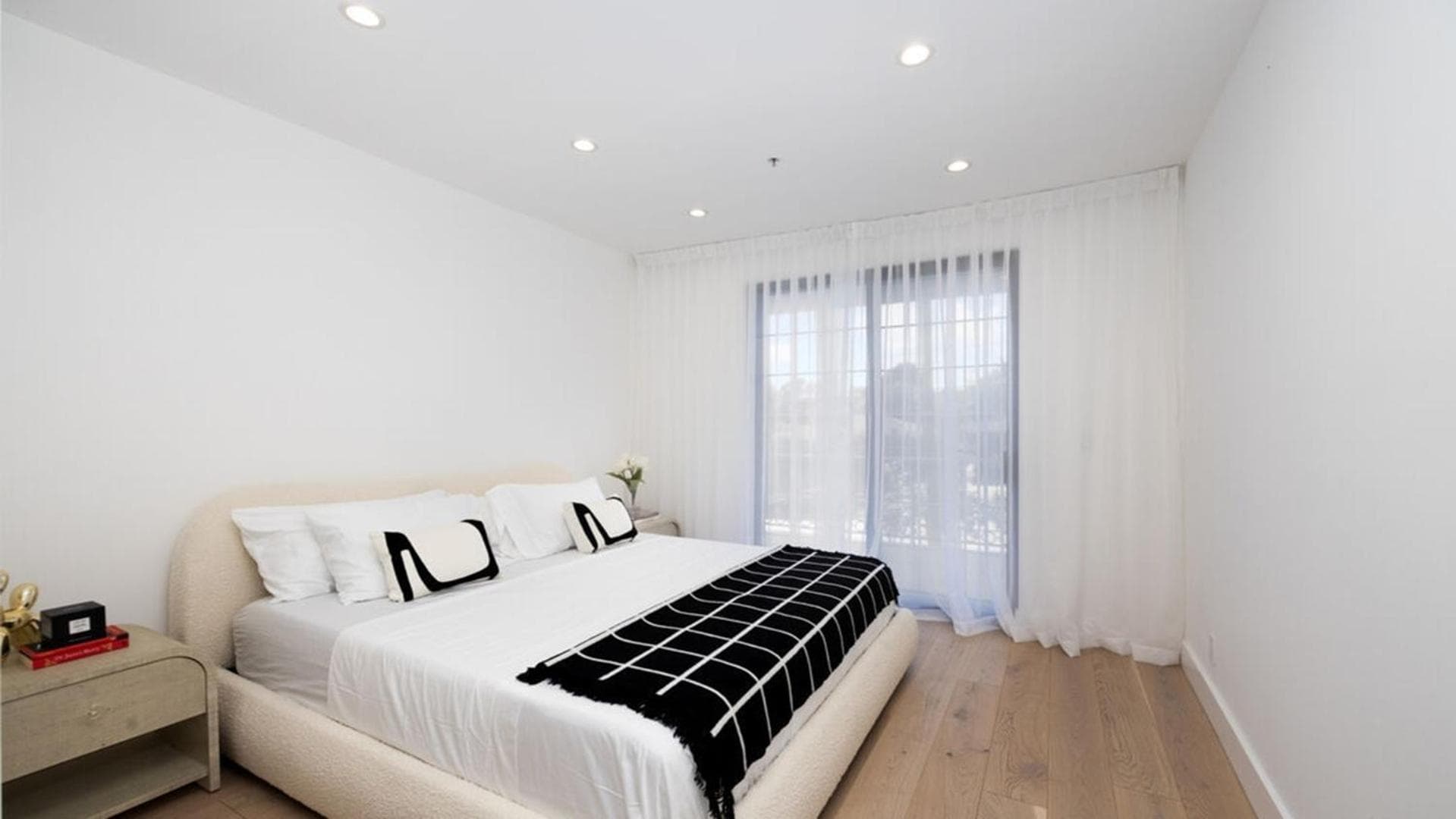 Photograph supplied for Three Bedrooms Opulent Super Luxurious Town House
