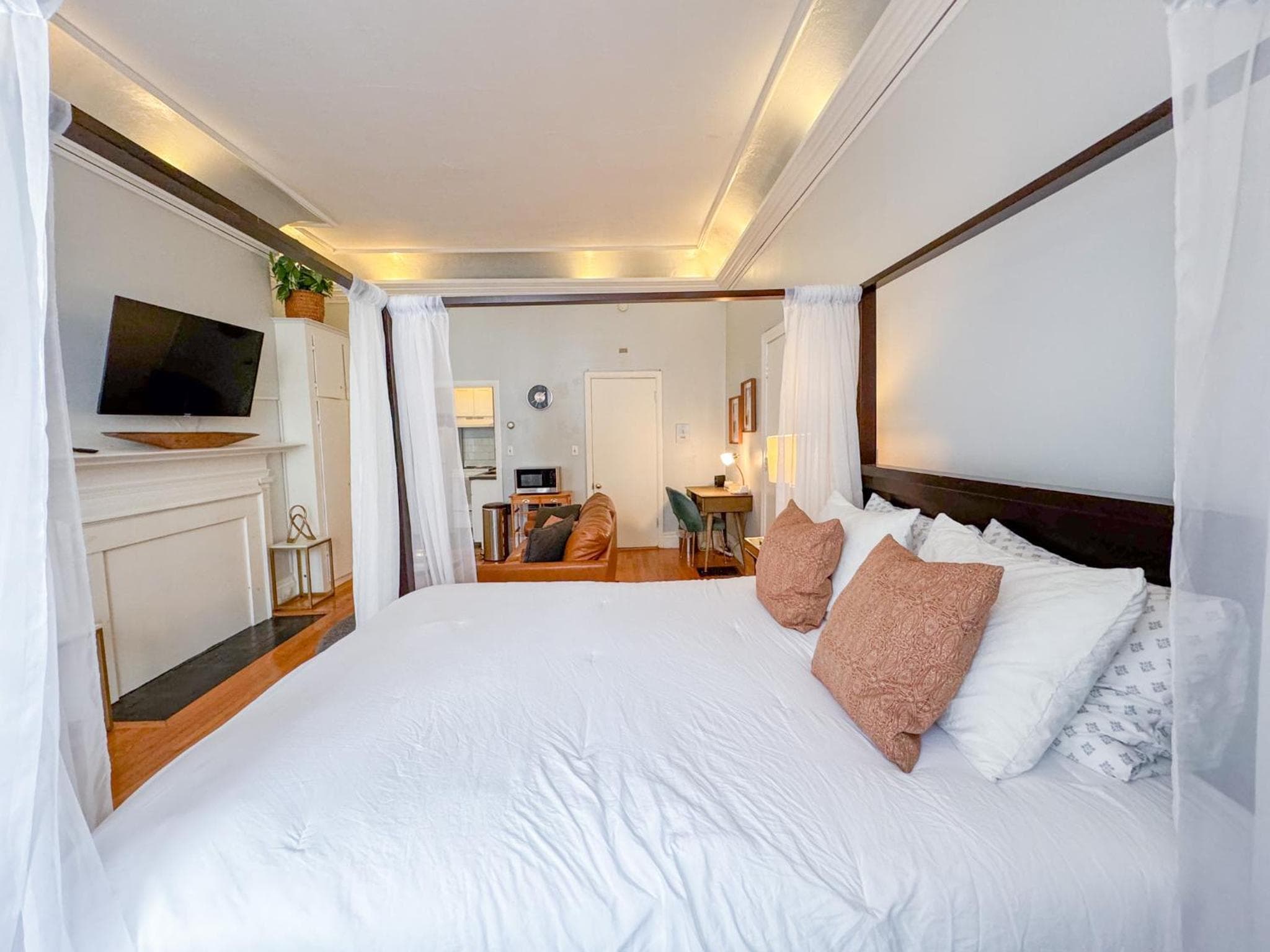 Photograph supplied for Oversized Furnished Brownstone Studio in Back Bay