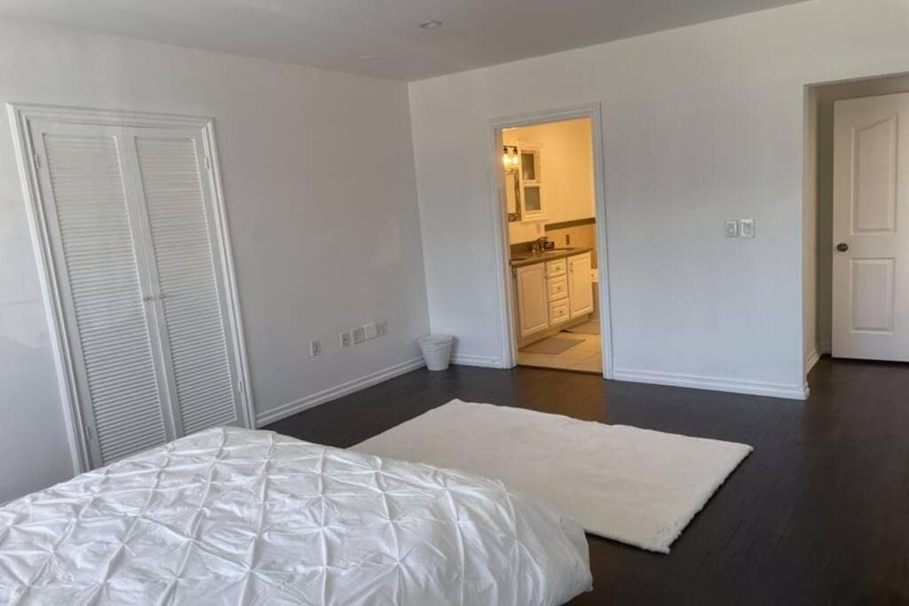 Photograph supplied for 5 Bedroom Beverly Hills Stay
