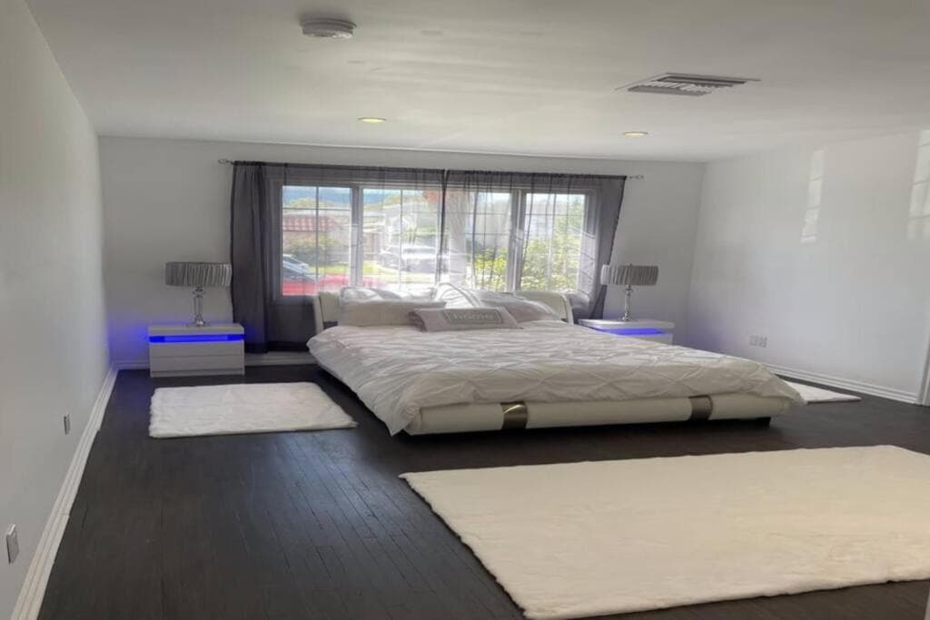 Photograph supplied for 5 Bedroom Beverly Hills Stay