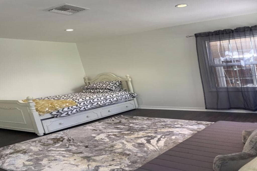 Photograph supplied for 5 Bedroom Beverly Hills Stay