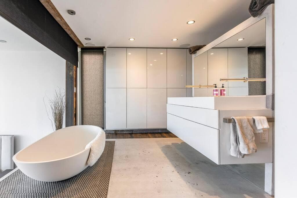 Photograph supplied for 5M Modern Jetliner Skyhigh City Views