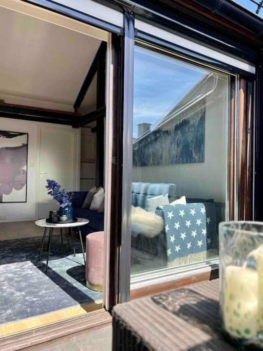 Photograph supplied for Beautiful city centre apartment with balcony