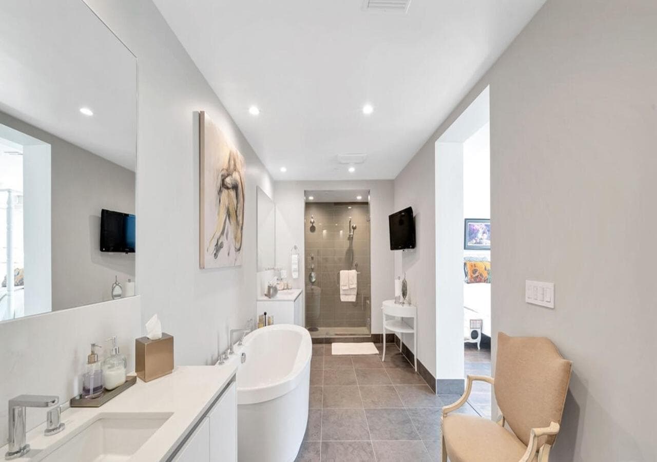 Photograph supplied for Expansive 3 Bedroom Stunning Apartment