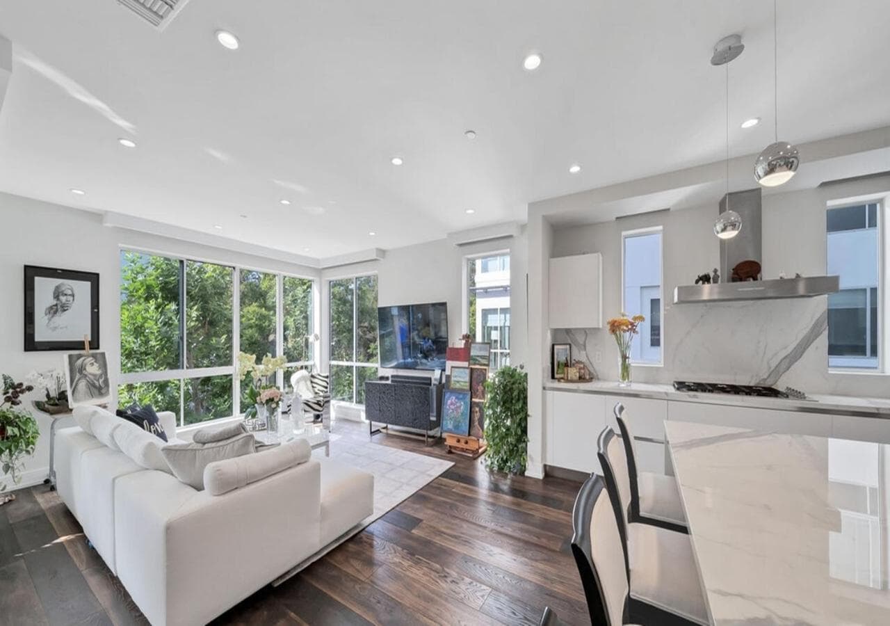 Photograph supplied for Expansive 3 Bedroom Stunning Apartment