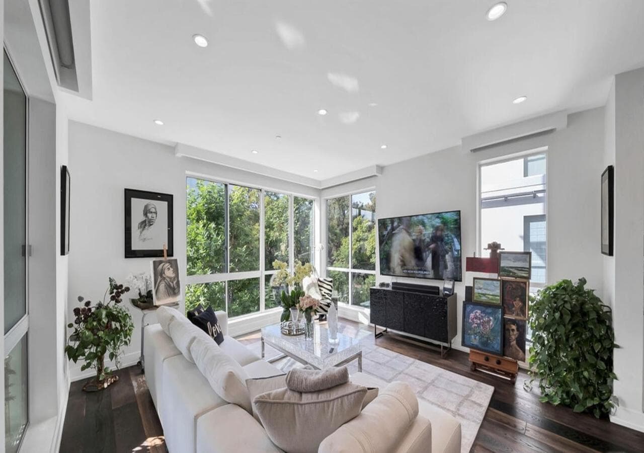 Photograph supplied for Expansive 3 Bedroom Stunning Apartment