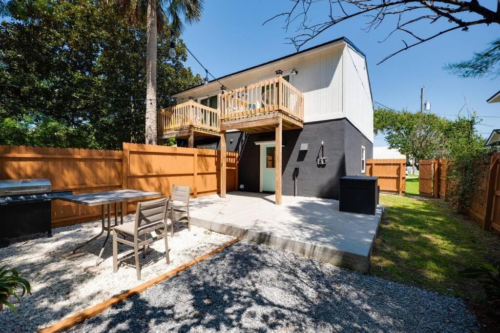 Photograph supplied for Be a Nomad - Combined House - 4 blks to beach