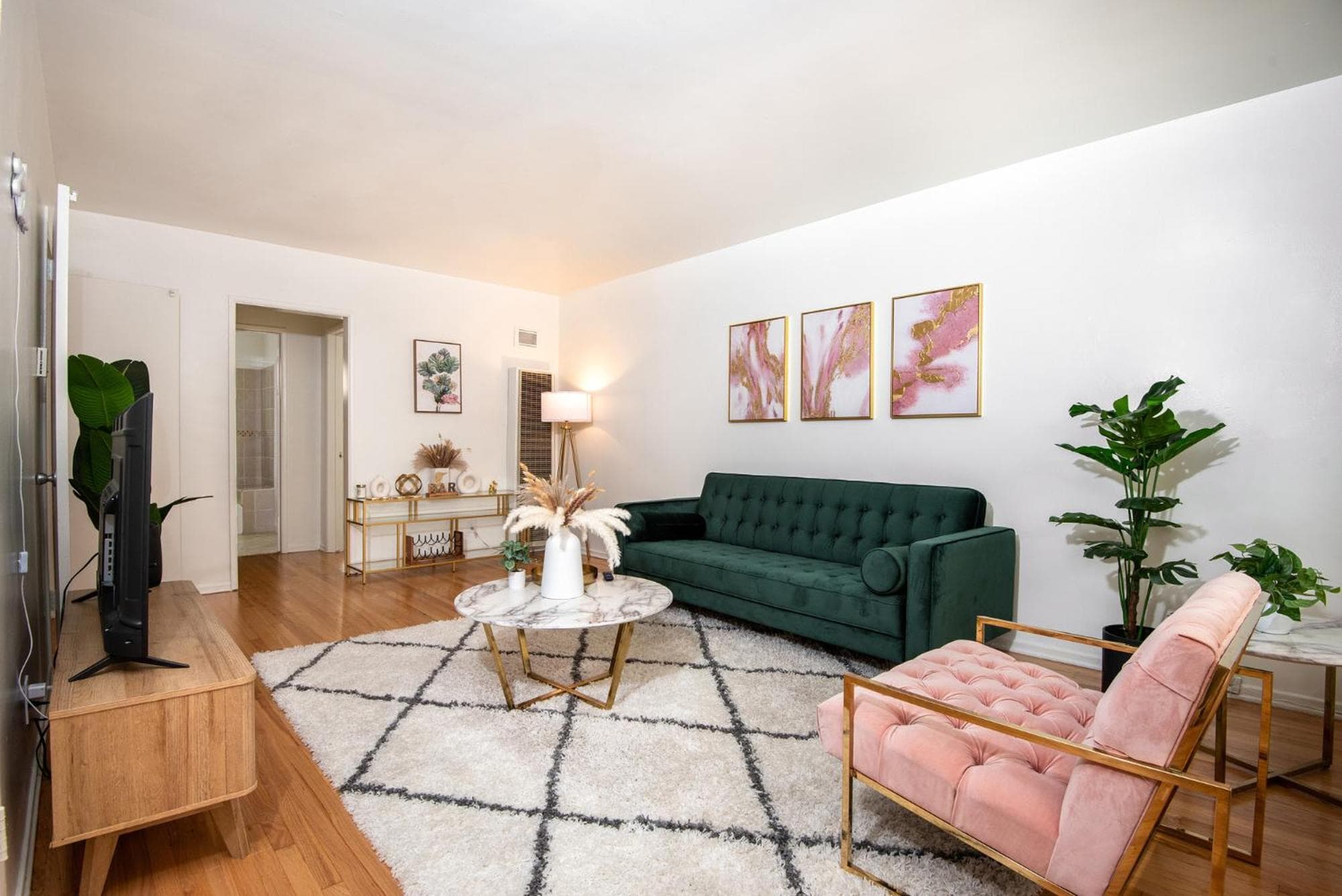Photograph supplied for Luxe 1-bedroom Apartment in LA