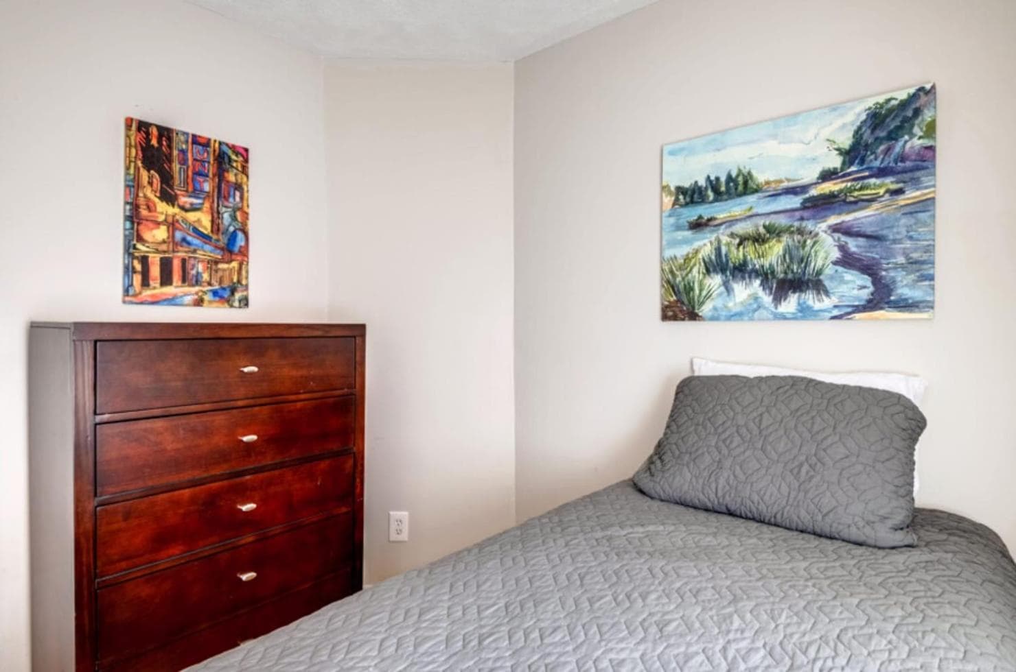 Photograph supplied for Spacious Apt In North End