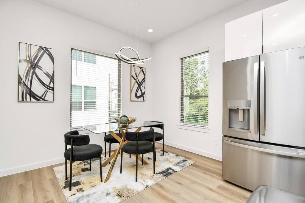 Photograph supplied for Chateau de Amour- Exquisite Townhouse - Medical Center, Downtown HTX