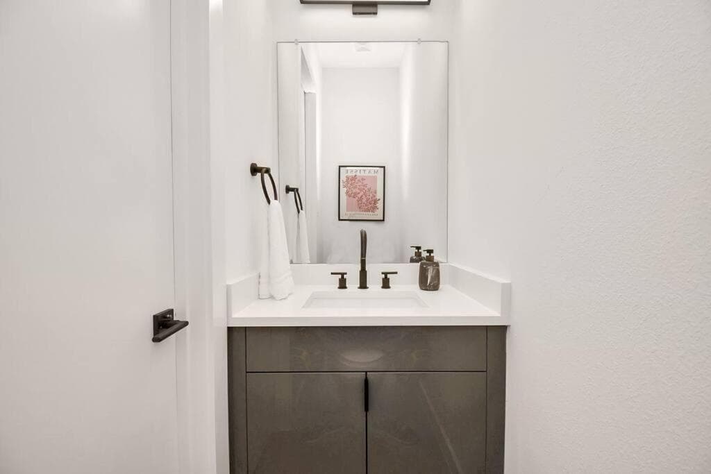Photograph supplied for Chateau de Amour- Exquisite Townhouse - Medical Center, Downtown HTX