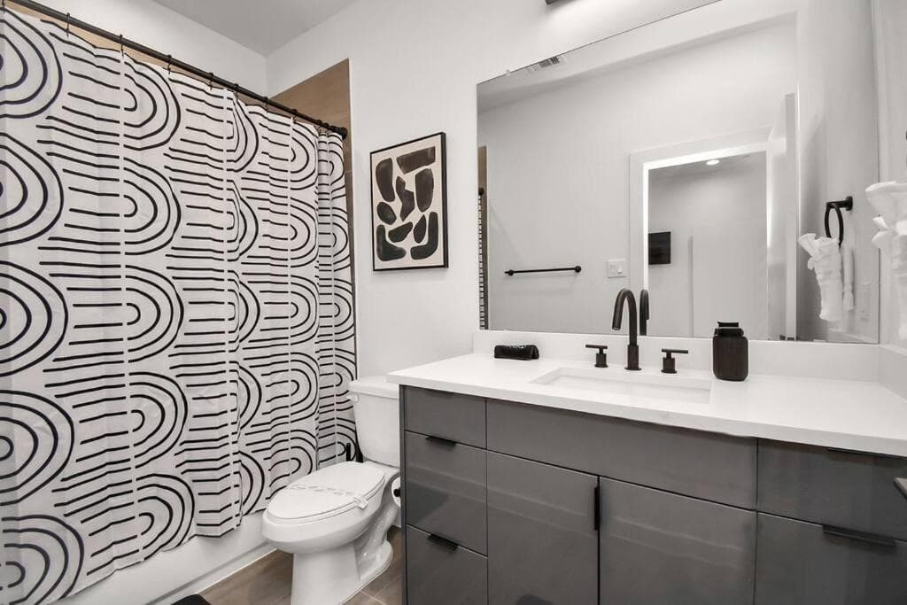Photograph supplied for Chateau de Amour- Exquisite Townhouse - Medical Center, Downtown HTX
