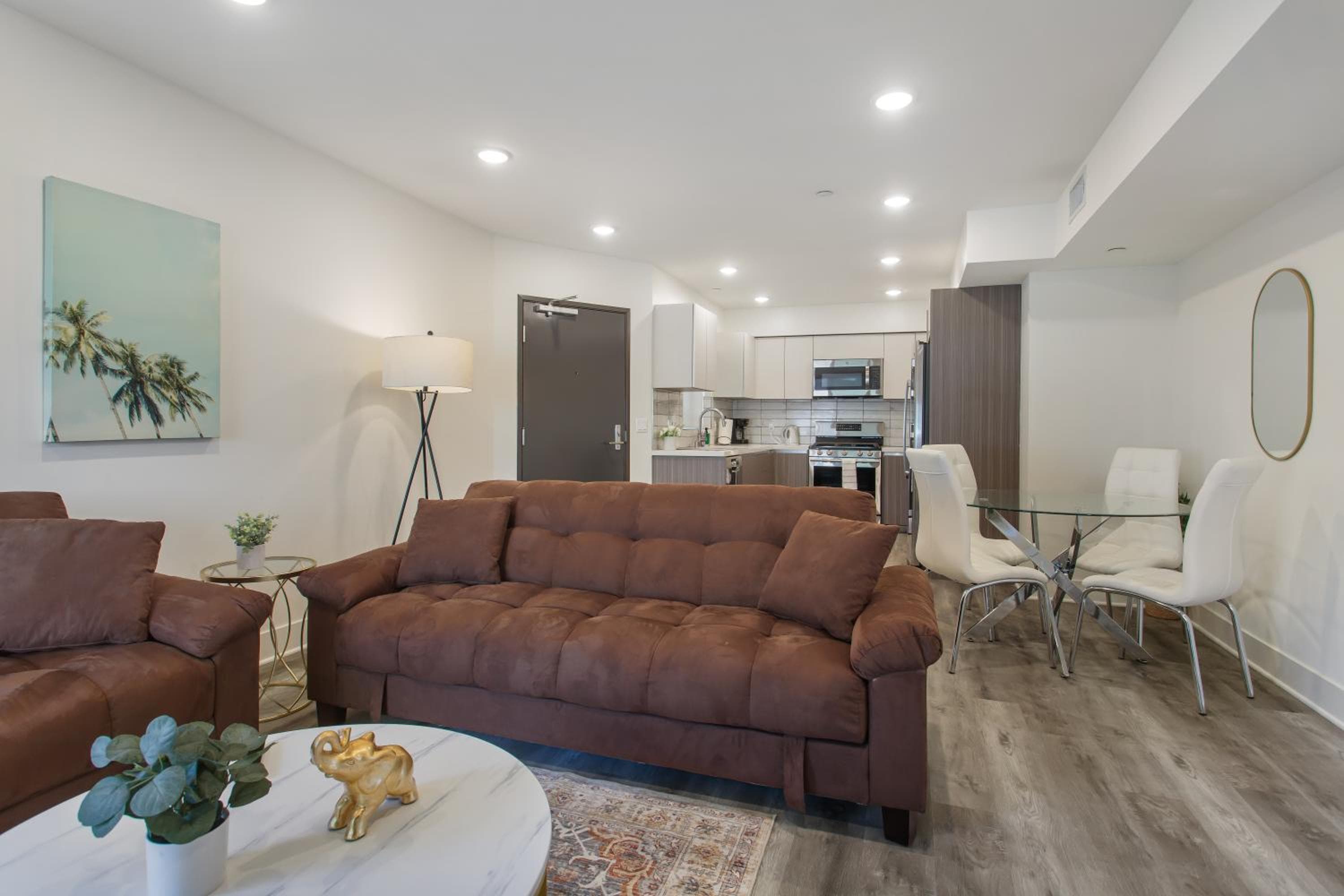 Photograph supplied for Beverly Hills 2BD 2BA with Free Parking