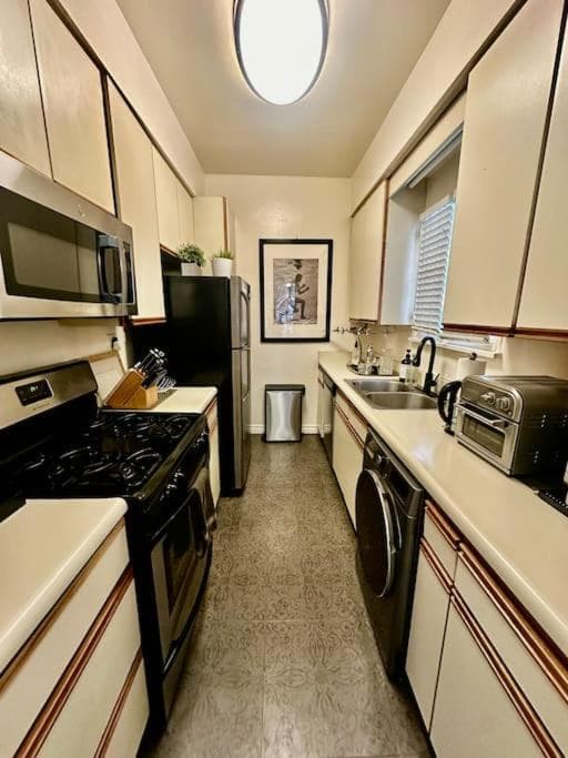 Photograph supplied for Designer 2 Bedroom Apt Beverly Hills-Rodeo Drive