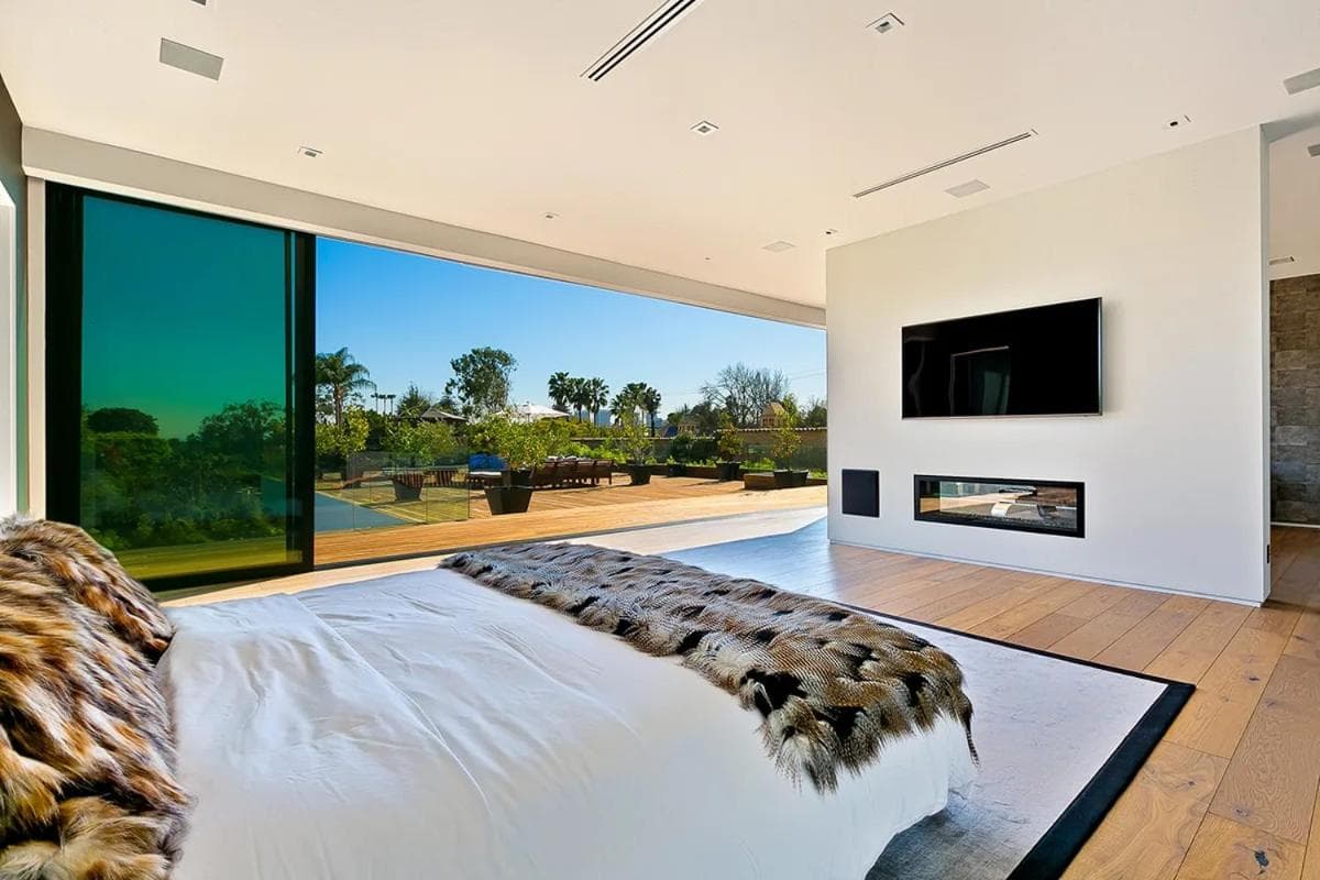 Photograph supplied for Impeccable Modern Mansion in Beverly Hills Flats