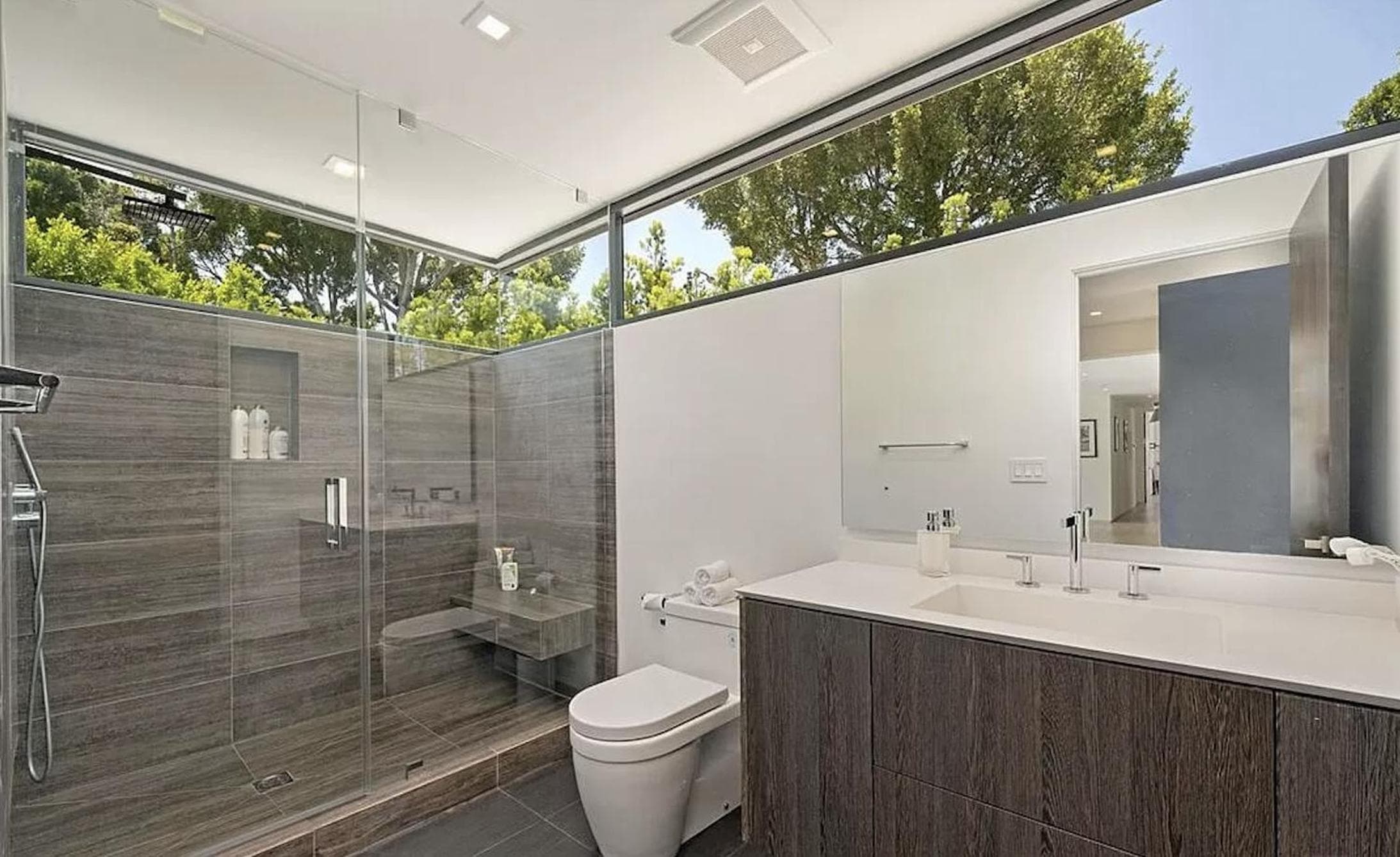 Photograph supplied for Impeccable Modern Mansion in Beverly Hills Flats