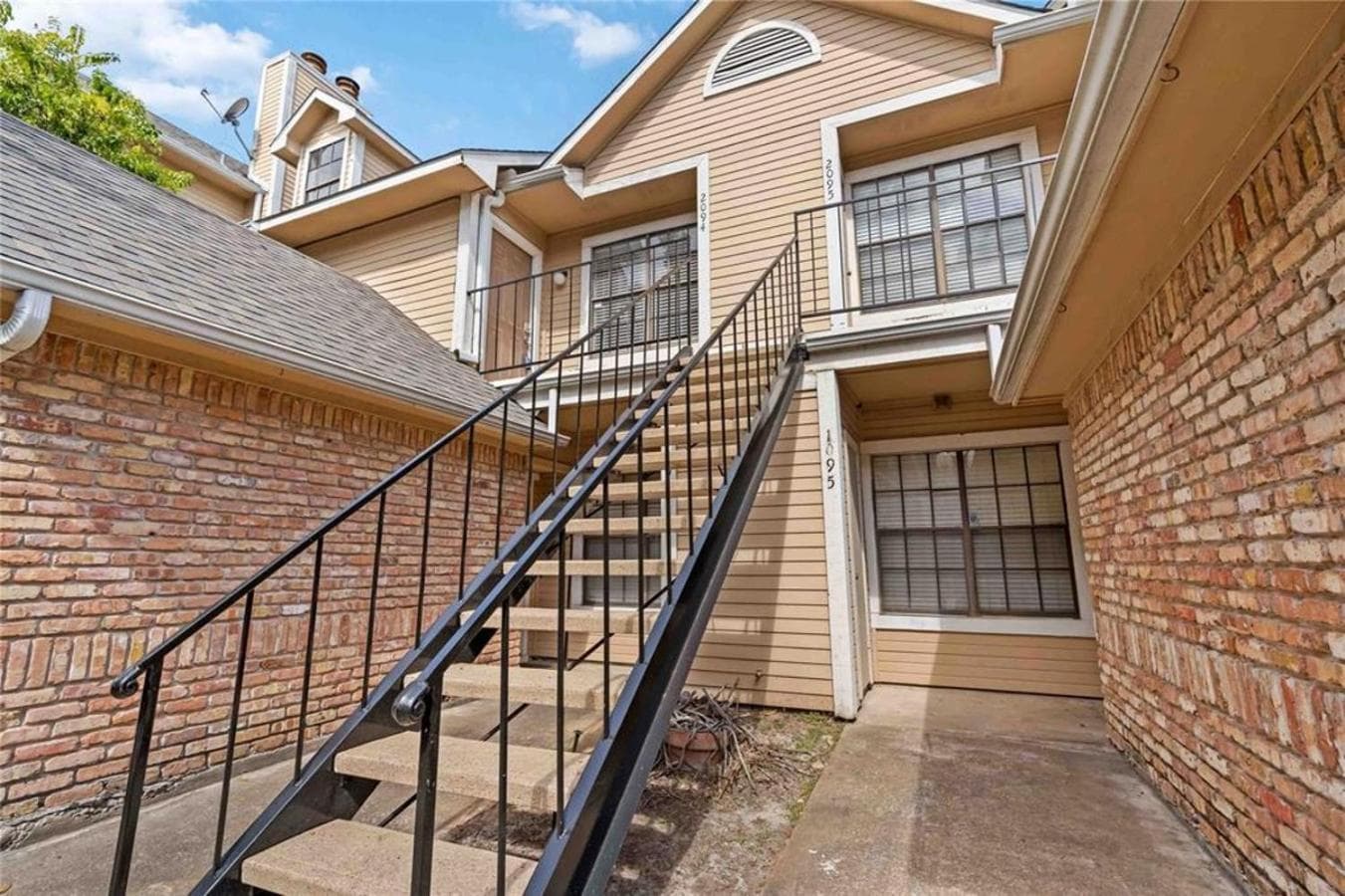Photograph supplied for Upscale 1br Condo In Med Center