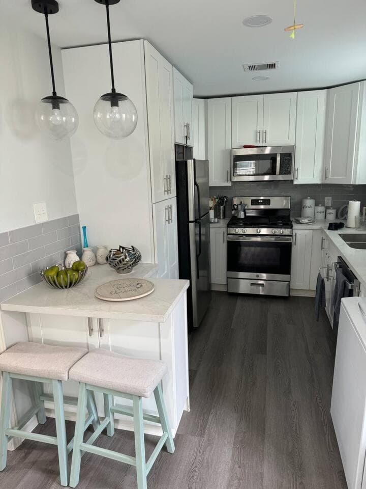 Photograph supplied for Spacious 1 Bdrm Studio Montrose