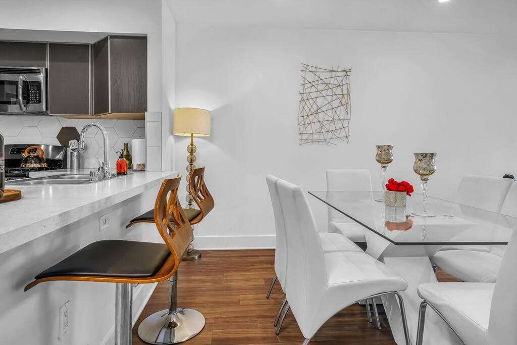 Photograph supplied for Amazing, Spacious Unit, Heart LA
