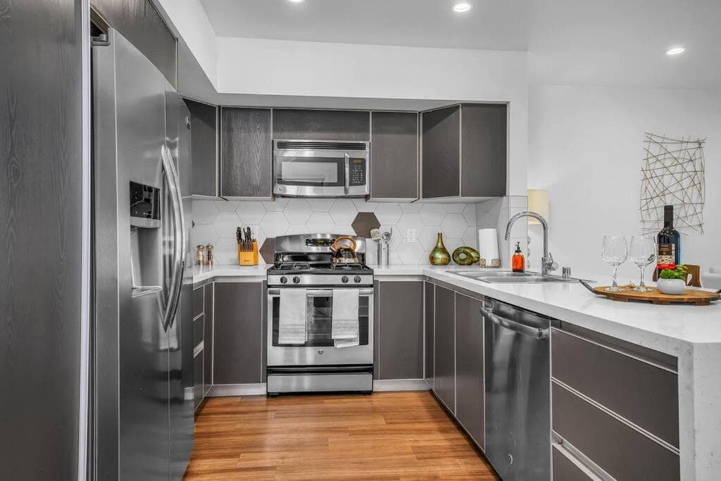 Photograph supplied for Amazing, Spacious Unit, Heart LA