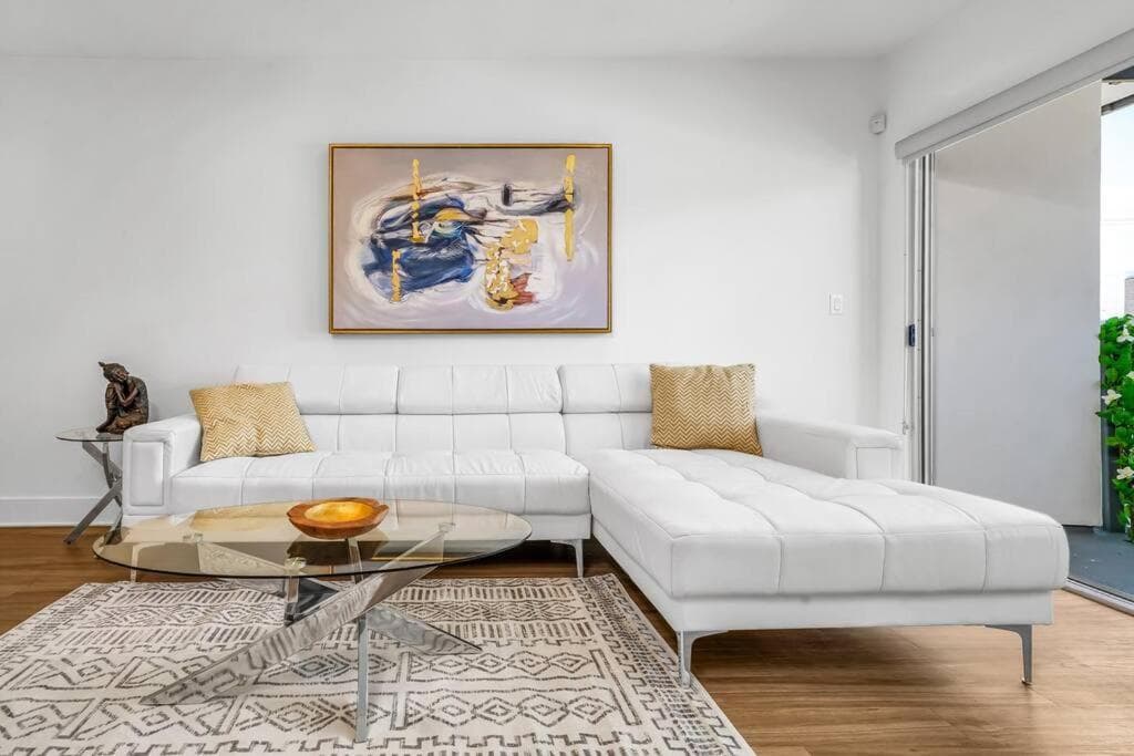 Photograph supplied for Amazing, Spacious Unit, Heart LA