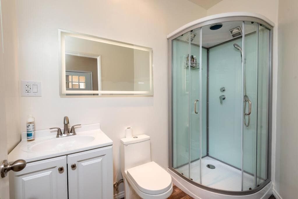 Photograph supplied for Spacious Apt Sleeps 3 in BH!