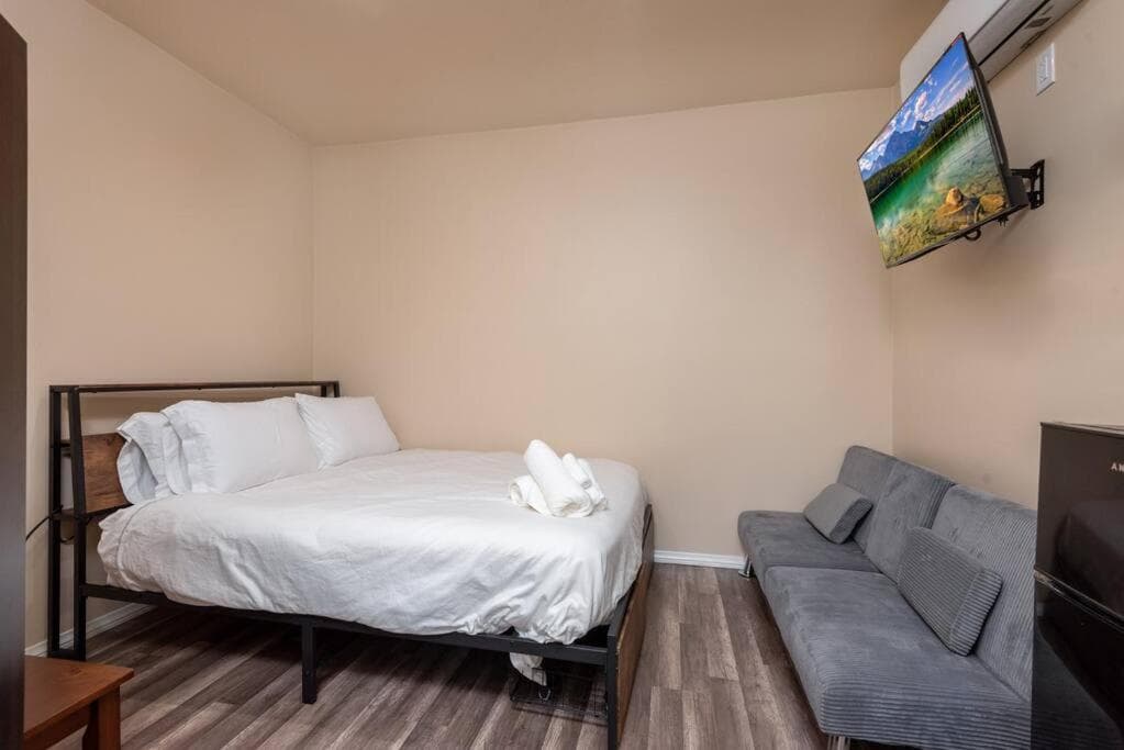 Photograph supplied for Spacious Apt Sleeps 3 in BH!