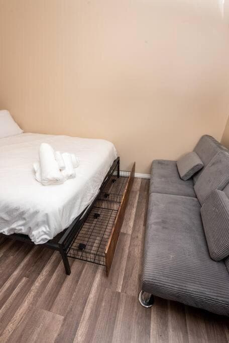 Photograph supplied for Spacious Apt Sleeps 3 in BH!