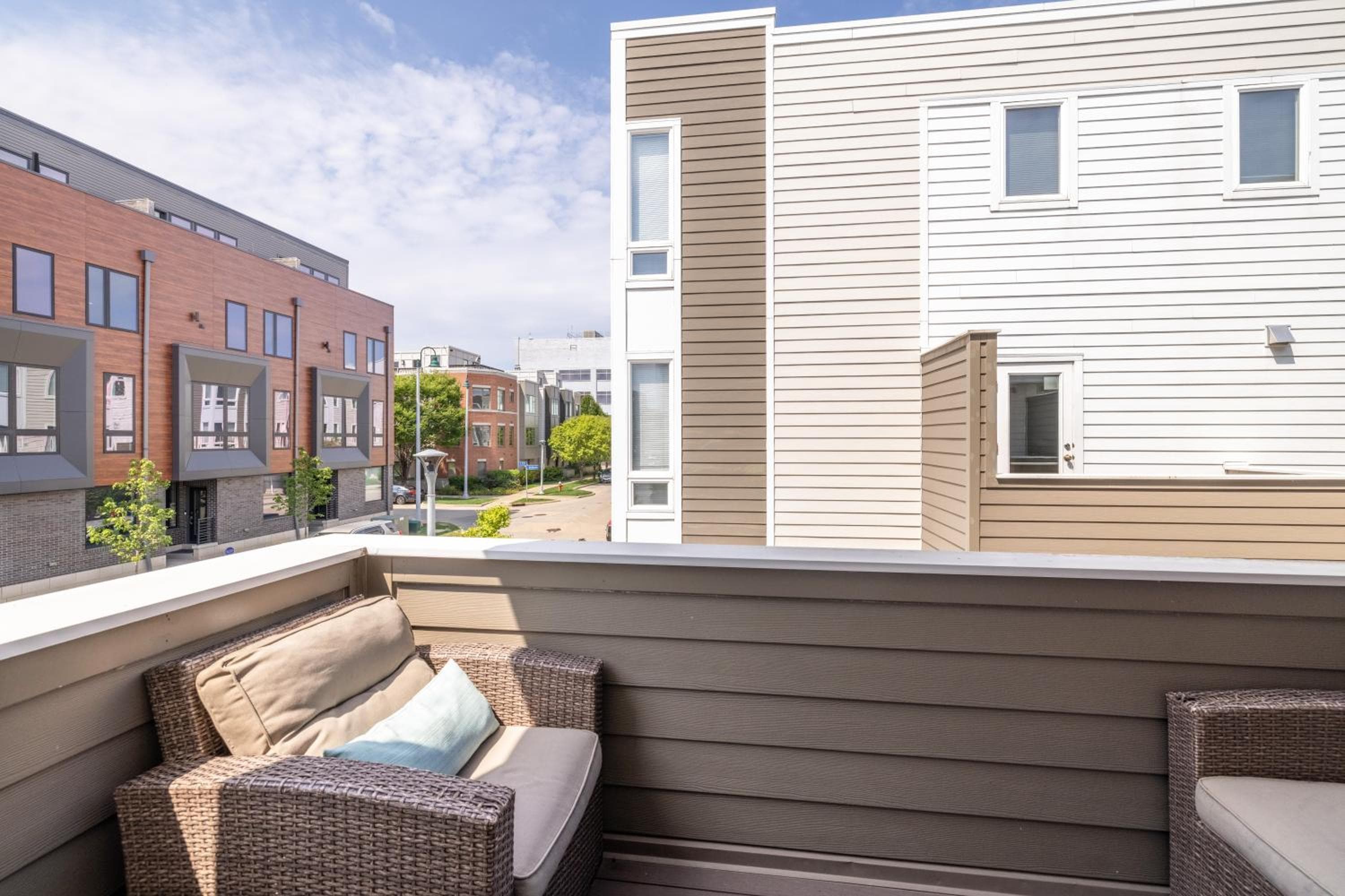 Photograph supplied for Luxury Downtown Townhome Private Garage Unit 16