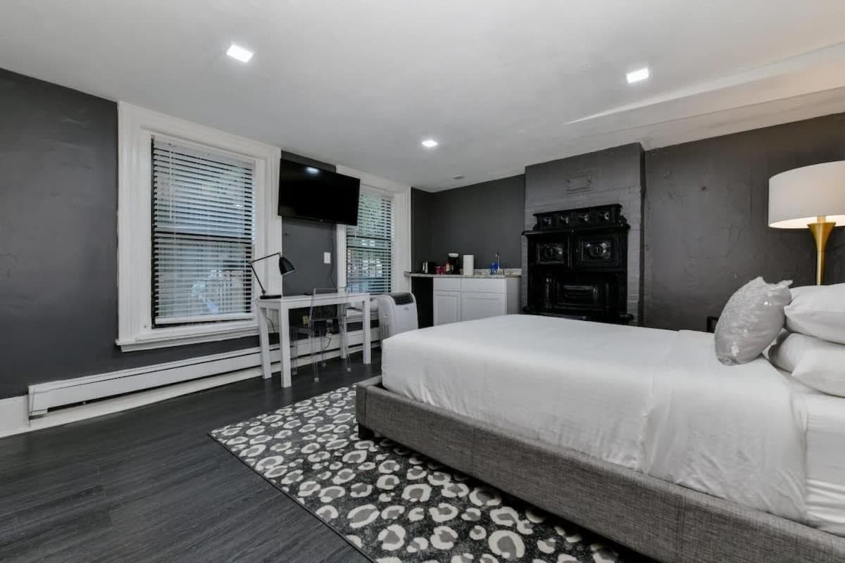 Photograph supplied for Centrally located Stay In Boston's Bay