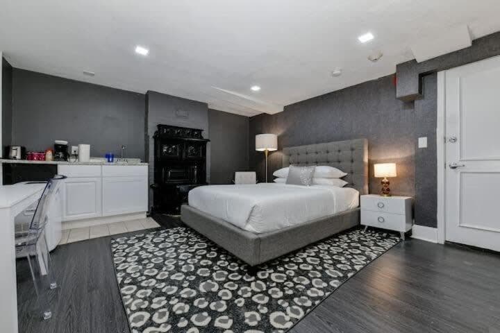 Photograph supplied for Centrally located Stay In Boston's Bay