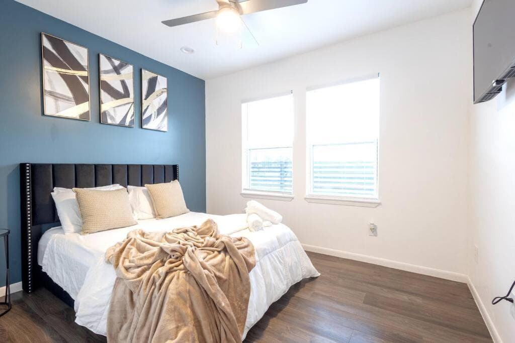 Photograph supplied for 1 BR 1 BA Luxury - Museum District & Downtown HTX