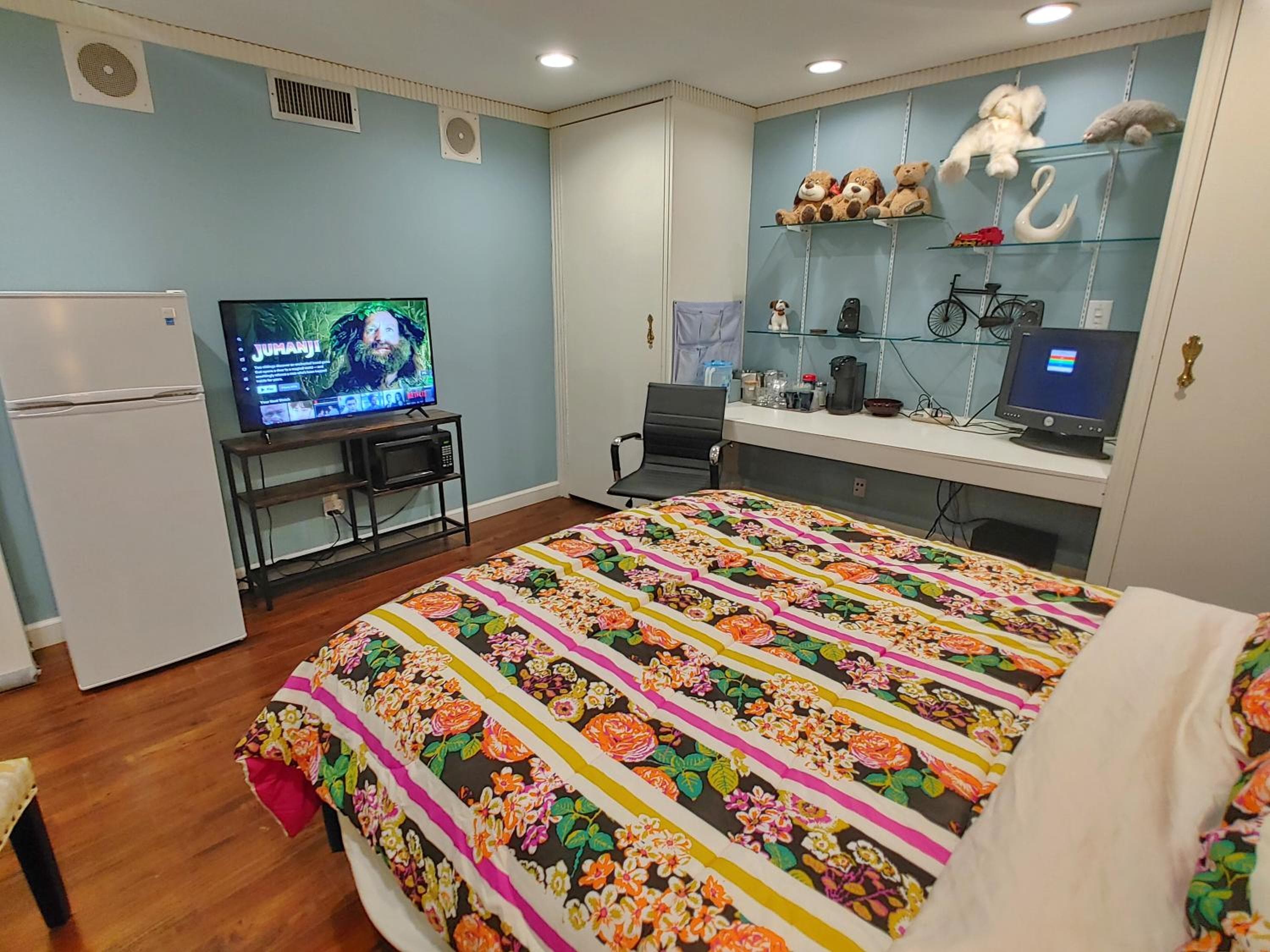 Photograph supplied for Huge 4-Bed House, Walk to Medical Center, MD Anderson, NRG, Rice, Free Parking