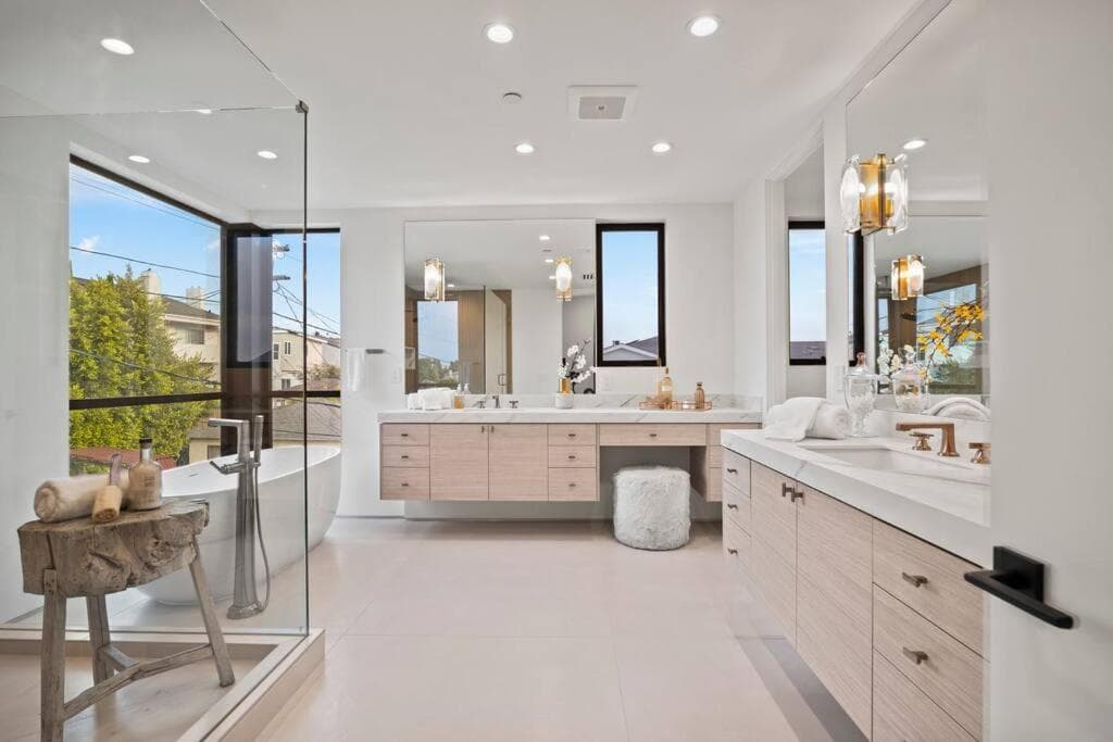 Photograph supplied for Ultra Luxe Modern Mansion With Roof deck Pool & Spa