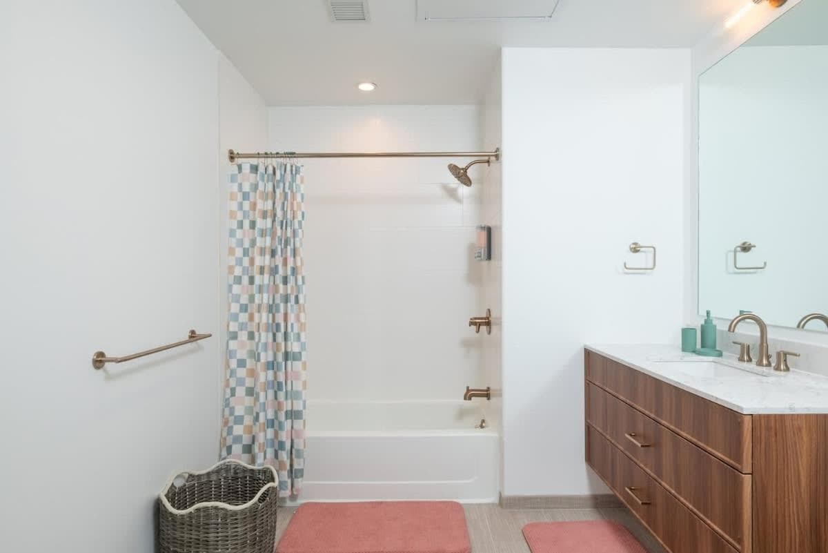 Photograph supplied for Back-Bay 2BR Penthouse w Roof top and GYM