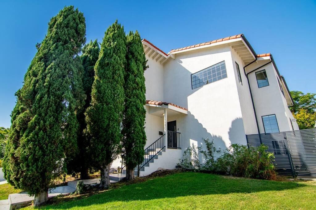 Photograph supplied for 6BR Villa with Large Backyard Beverly Hills Adj