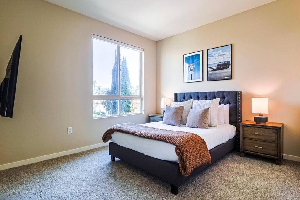 Photograph supplied for Huge and Modern 3 BDR and 2 BTH Townhouse in LA!