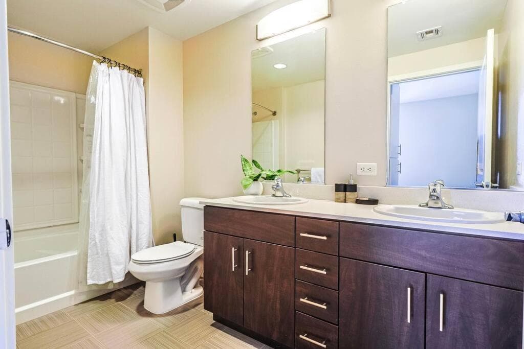 Photograph supplied for Huge and Modern 3 BDR and 2 BTH Townhouse in LA!