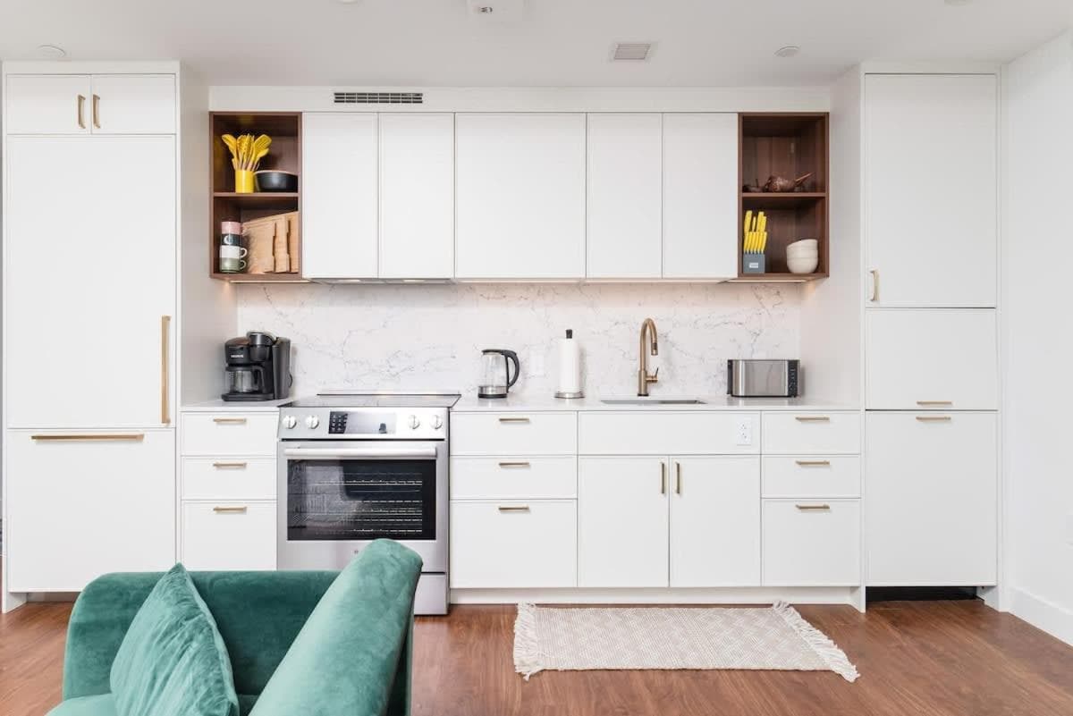 Photograph supplied for Back-Bay 2BR Condo w Roof top Gym Parking